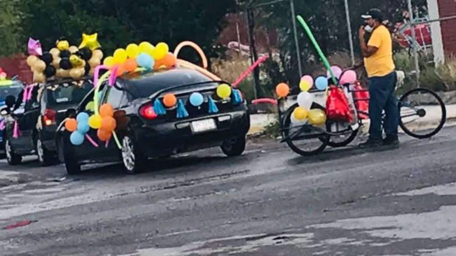 Este papá adornó su triciclo para participar en caravana escolar de sus hijos 